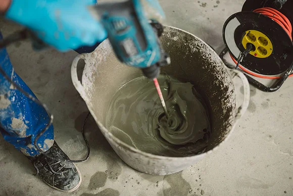 Mörtel wird mit einem Rührgerät angerührt